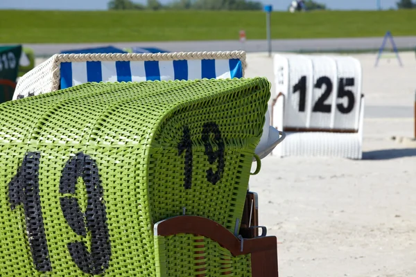 Cadeiras de praia de vime na praia do Mar Báltico — Fotografia de Stock