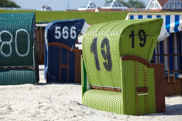 波罗的海海滩上的柳树海滩椅子 — 图库照片