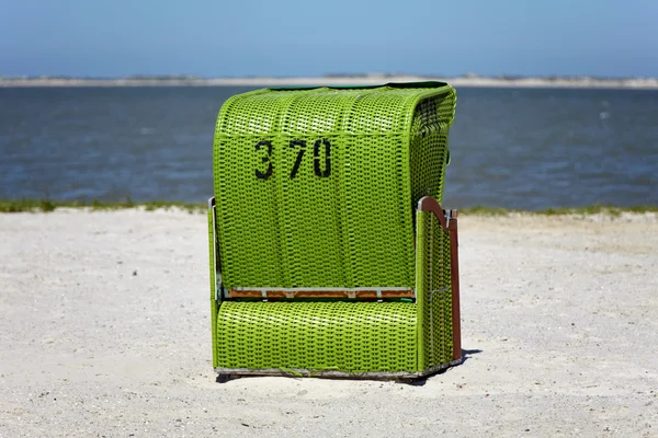 Wiklinowe krzesła plażowe na plaży Morza Bałtyckiego — Zdjęcie stockowe