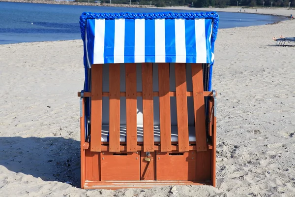Wiklinowe krzesła plażowe na plaży Morza Bałtyckiego — Zdjęcie stockowe