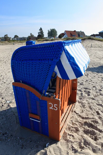 Sedie da spiaggia in vimini sulla spiaggia del Mar Baltico — Foto Stock