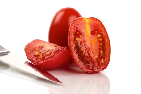 Beyaz arka plan taze roma domates kesmek — Stok fotoğraf