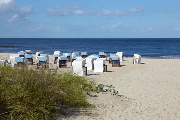 Wicker beach chairs on the beach of the Baltic Sea on the island usedom in Ahlbeck — Stock Photo, Image