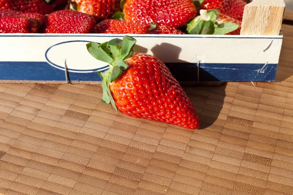 Las fresas en la caja —  Fotos de Stock