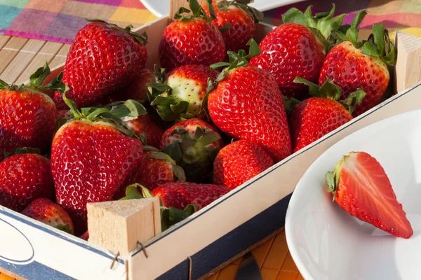 Erdbeeren in einer Schachtel — Stockfoto