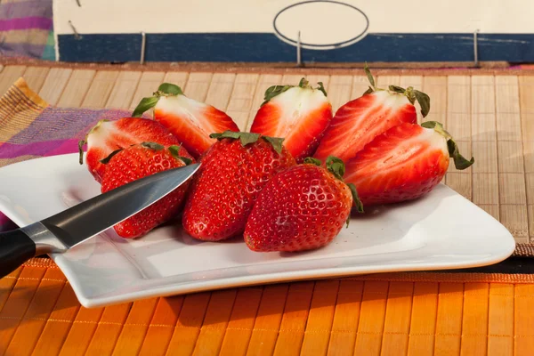 Jahody na talíři — Stock fotografie