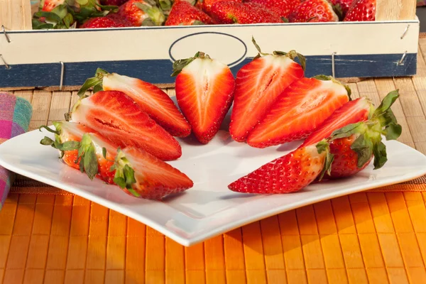 Jahody na talíři — Stock fotografie