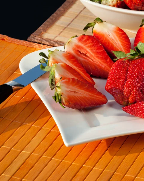 Erdbeeren auf einem Teller — Stockfoto