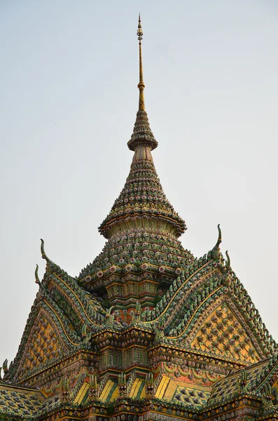 Magnífico tejado tailandés a dos aguas —  Fotos de Stock
