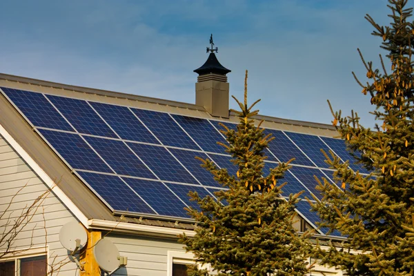 Energía solar residencial Fotos de stock libres de derechos