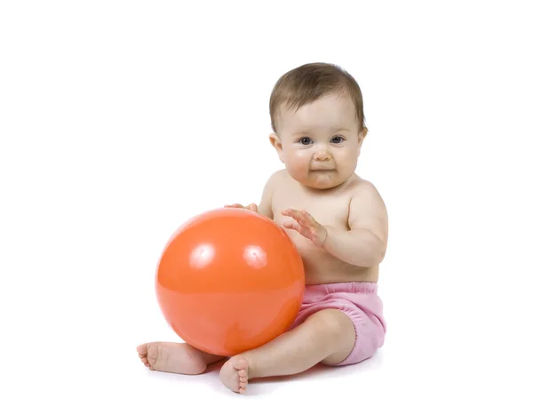 Bebé con la bola naranja —  Fotos de Stock