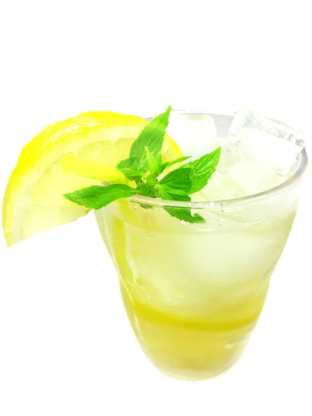 Žlutá limonáda s ledem — Stock fotografie