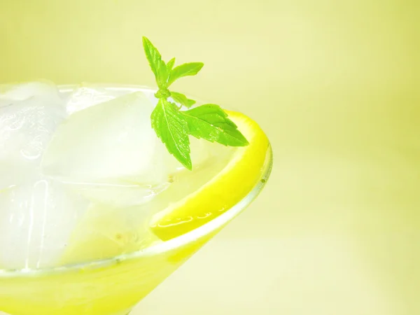 Cóctel de licor de alcohol con limón —  Fotos de Stock