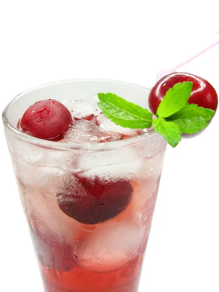 Kırmızı limonata içmek kiraz ve buz ile — Stok fotoğraf