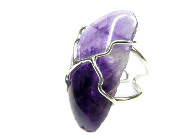Anel de jóias com cristal de ametista brilhante — Fotografia de Stock