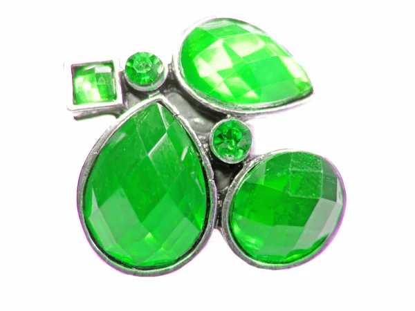 Sieraden ring met heldere groene kristallen — Stockfoto