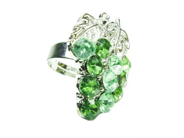 Schmuckring mit leuchtend grünen Kristallen — Stockfoto