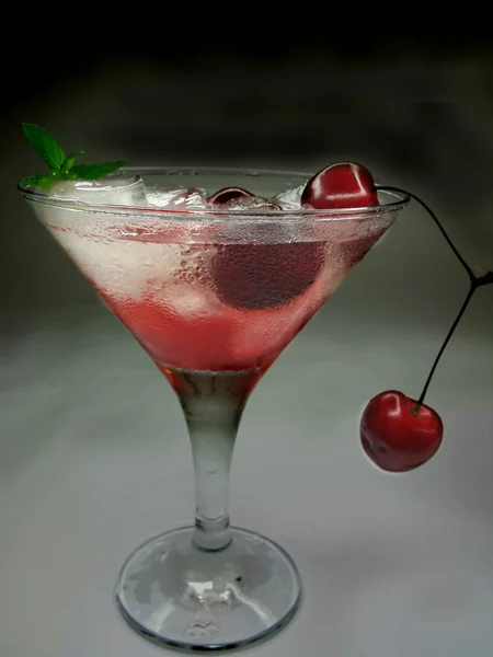 Alkol likörü ile kiraz kokteyl — Stok fotoğraf