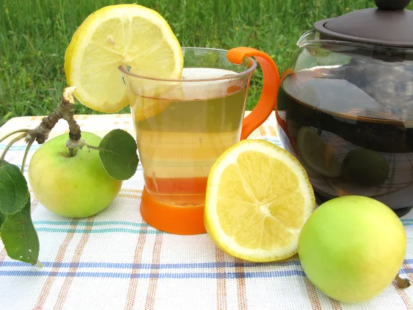 Τσάι φρούτων με λεμόνι και μήλο — Φωτογραφία Αρχείου