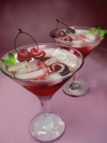 Cóctel de licor de alcohol con cereza — Foto de Stock