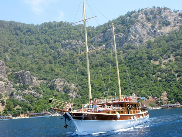 Yacht cruise in aegean sea — Stock Photo, Image