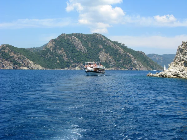 Човен, що пливе в Егейському морі — стокове фото
