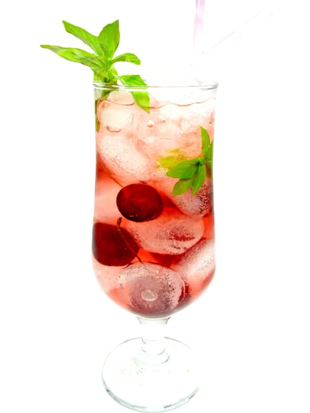 Bebida de limonada vermelha com gelo e cereja — Fotografia de Stock