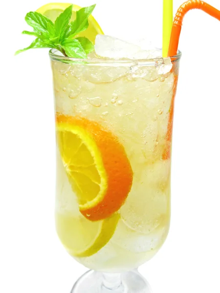 Žlutá limonáda nápoj s citronovou a pomerančovou ovoce — Stock fotografie