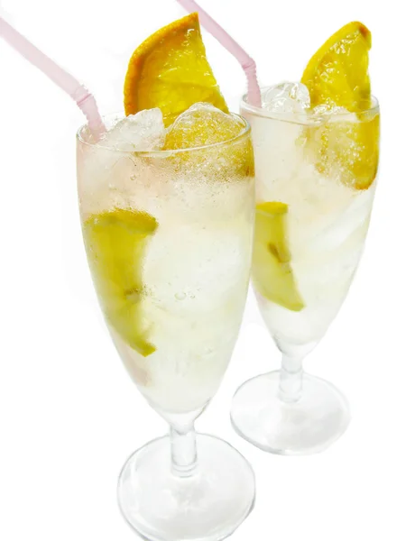 Alcoholische cocktail dranken met citroen — Stockfoto