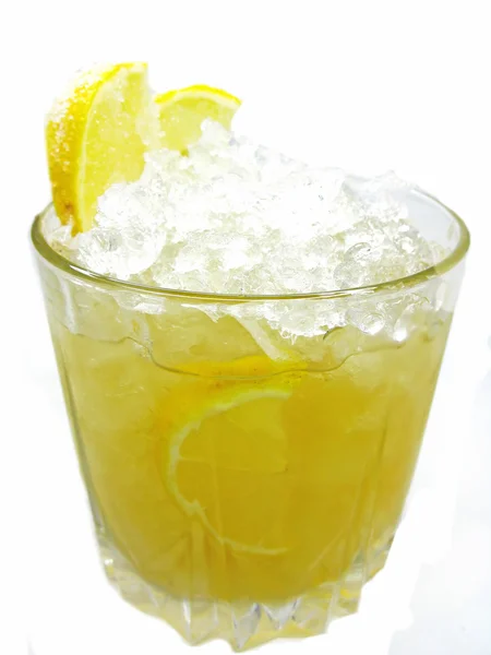 酒精白兰地鸡尾酒与柠檬香草踢 — 图库照片