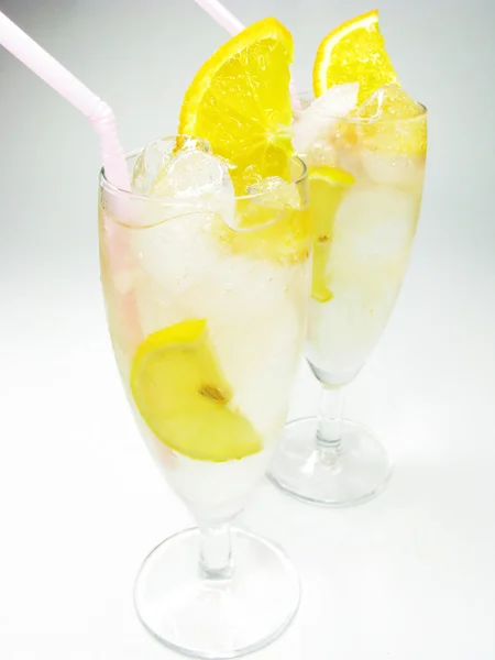 Alcoholic cocktail with lemon — Stock Photo, Image