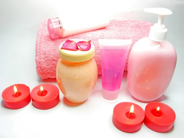 Spa shampoo gel chuveiro rosa pétalas e cremes — Fotografia de Stock