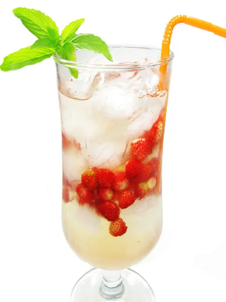 Alkol likörü kokteyl kokteyl bir çilek ile — Stok fotoğraf