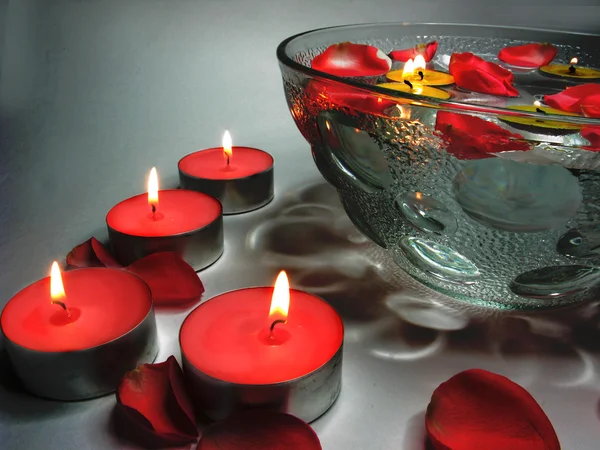 Spa świece w misce z wodą i kwiaty — Zdjęcie stockowe