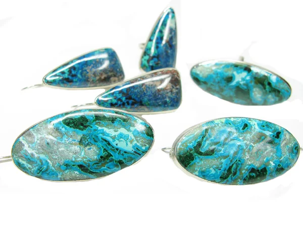 硅孔雀石矿物的耳环和戒指套 — 图库照片
