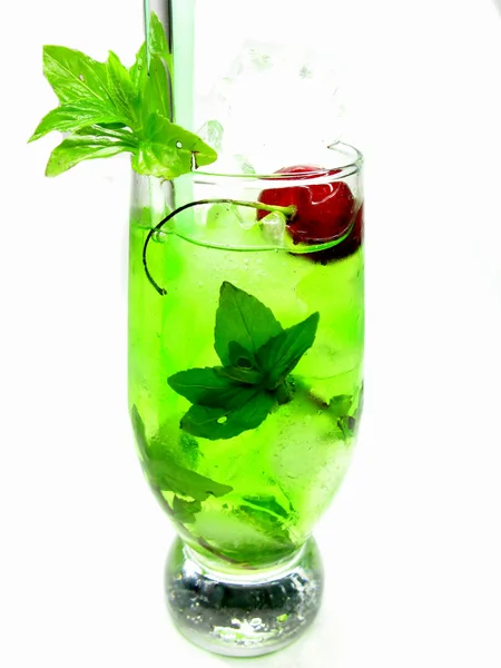 Coquetel de licor alcoólico com cereja — Fotografia de Stock