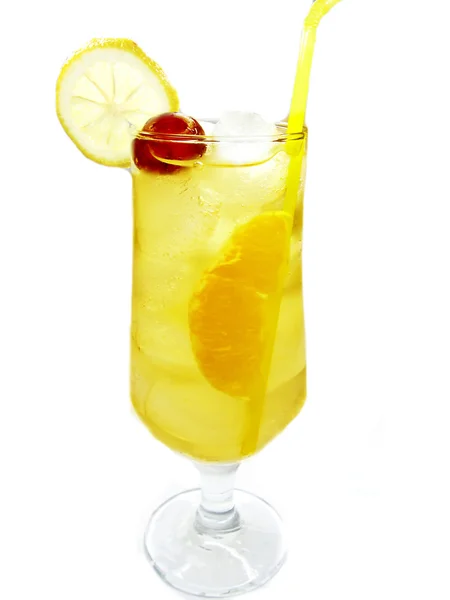 Алкогольный коктейль с вишневым пуншем и бренди — стоковое фото