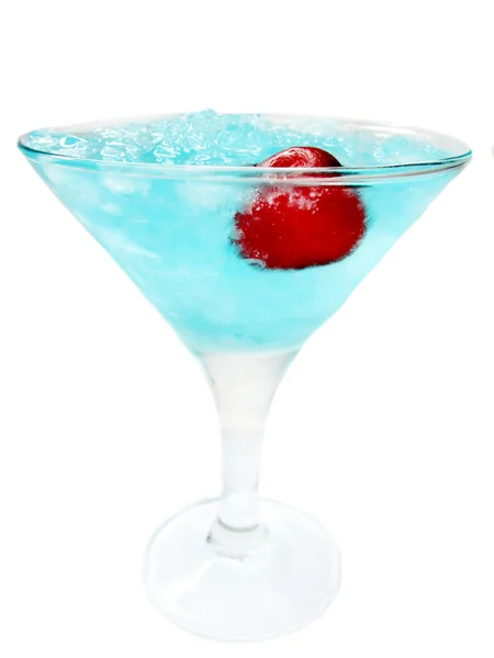 Алкогольный коктейль в голубой лагуне — стоковое фото