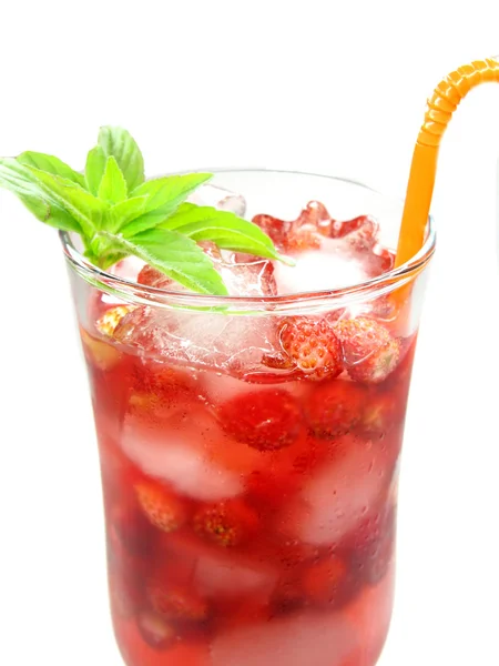 Röd dricka fruktjuice med smultron — Stockfoto