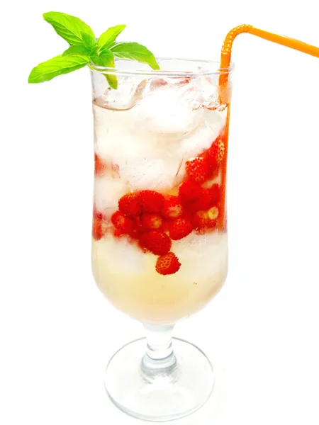Bebida de frutas com gelo e morango selvagem — Fotografia de Stock