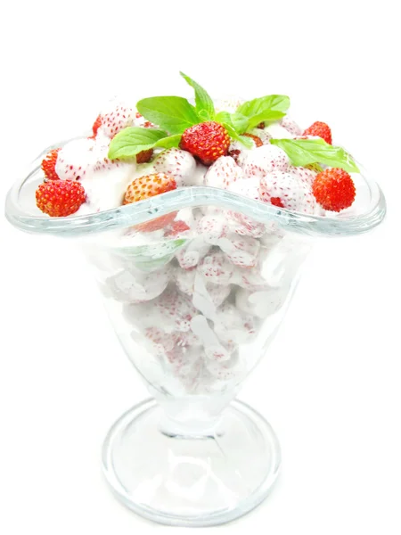Wild strawberry dessert med pudding och gelé — Stockfoto