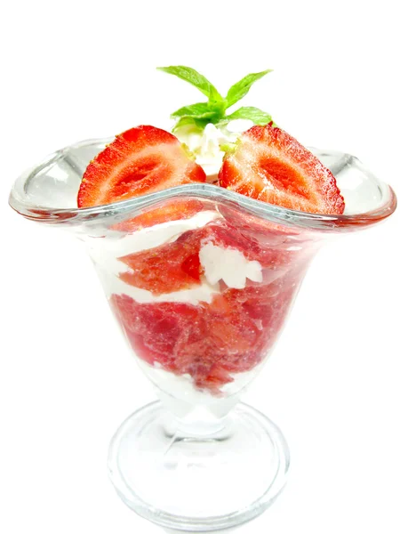 Morango em creme de iogurte sobremesa de frutas — Fotografia de Stock