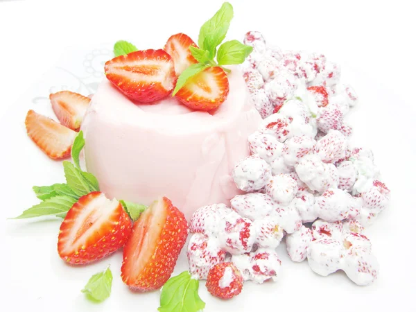 Dessert pudding aux fraises aux fruits — Photo