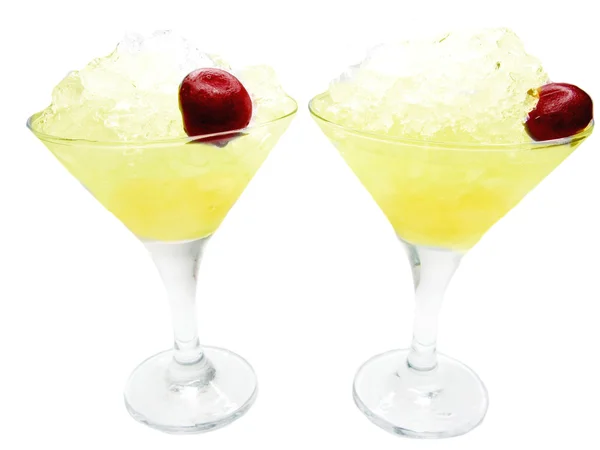 Алкогольные коктейли с вишней — стоковое фото