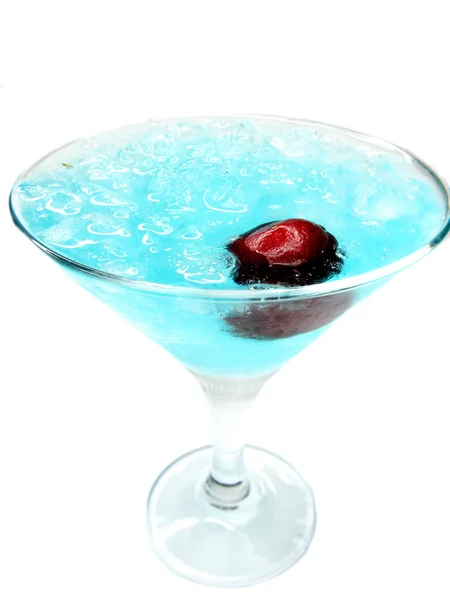 Алкогольный коктейль в голубой лагуне с вишней — стоковое фото