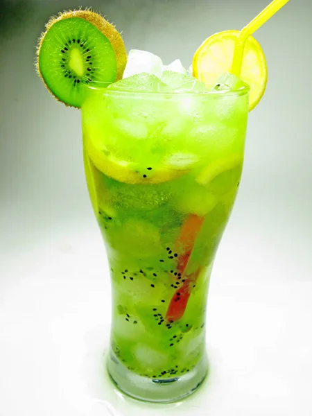 Bebida de batido de coquetel de frutas com kiw — Fotografia de Stock