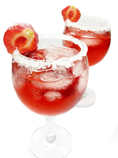 Алкогольные коктейли из красного вина с клубникой — стоковое фото