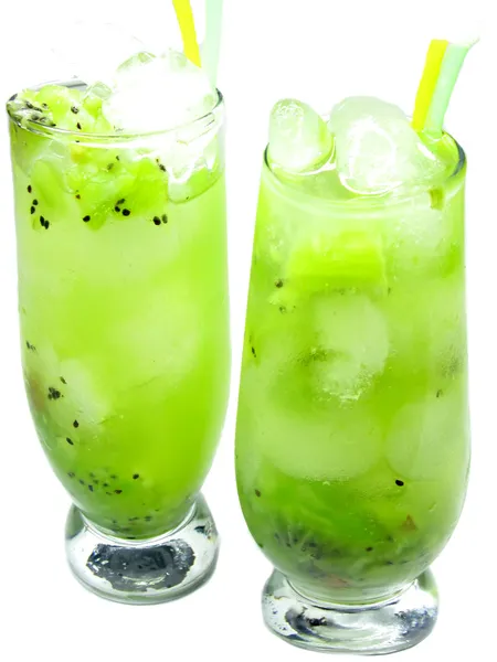 Bebidas de suco frio de frutas com kiwi — Fotografia de Stock