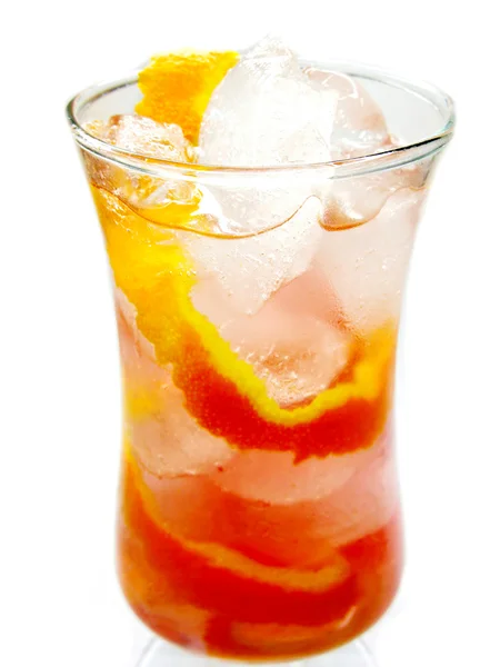 Bebida de coquetel de frutas com laranja e gelo — Fotografia de Stock