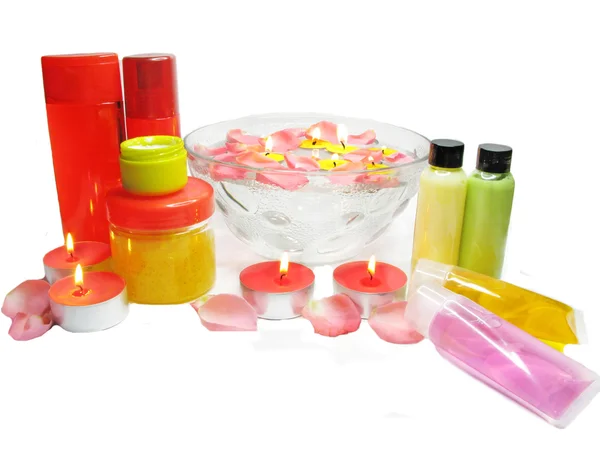 Tigela de spa com pétalas de rosa e cremes de shampoo — Fotografia de Stock